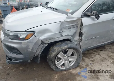 2022 Jeep Compass Latitude 4X4 z USA, uszkodzony, nr VIN 3C4NJDBB7NT168589